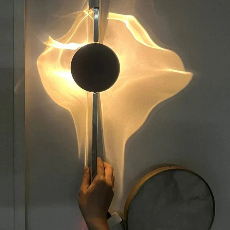 Lampada da parete scultorea rotante con effetto ondulato