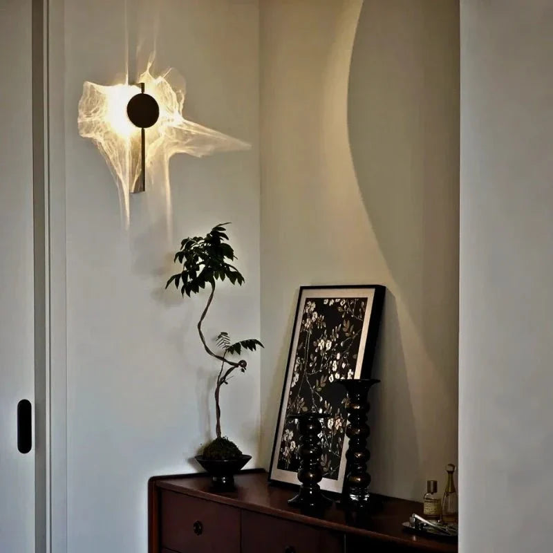 Lampada da parete scultorea rotante con effetto ondulato