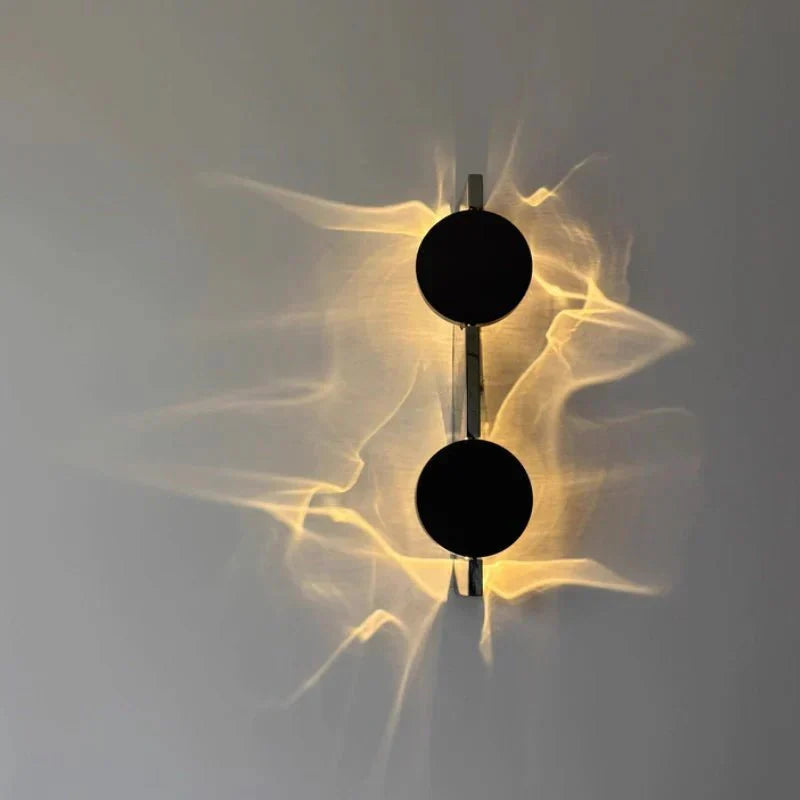 Lampada da parete scultorea rotante con effetto ondulato