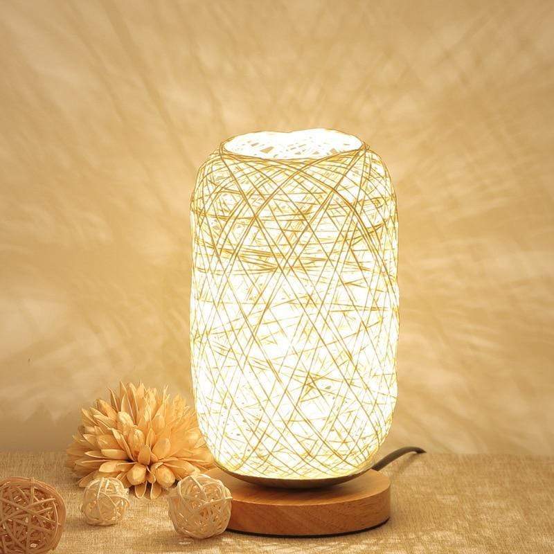 Bordslampa med vävd lampskärm
