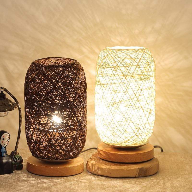 Bordslampa med vävd lampskärm