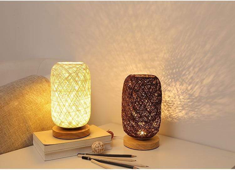 Bordslampa med vävd lampskärm