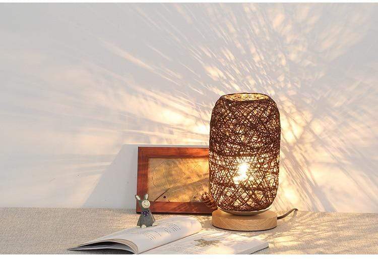 Bordslampa med vävd lampskärm