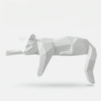 Geometrisk sovende kattefigur med moderne skulpturelt design