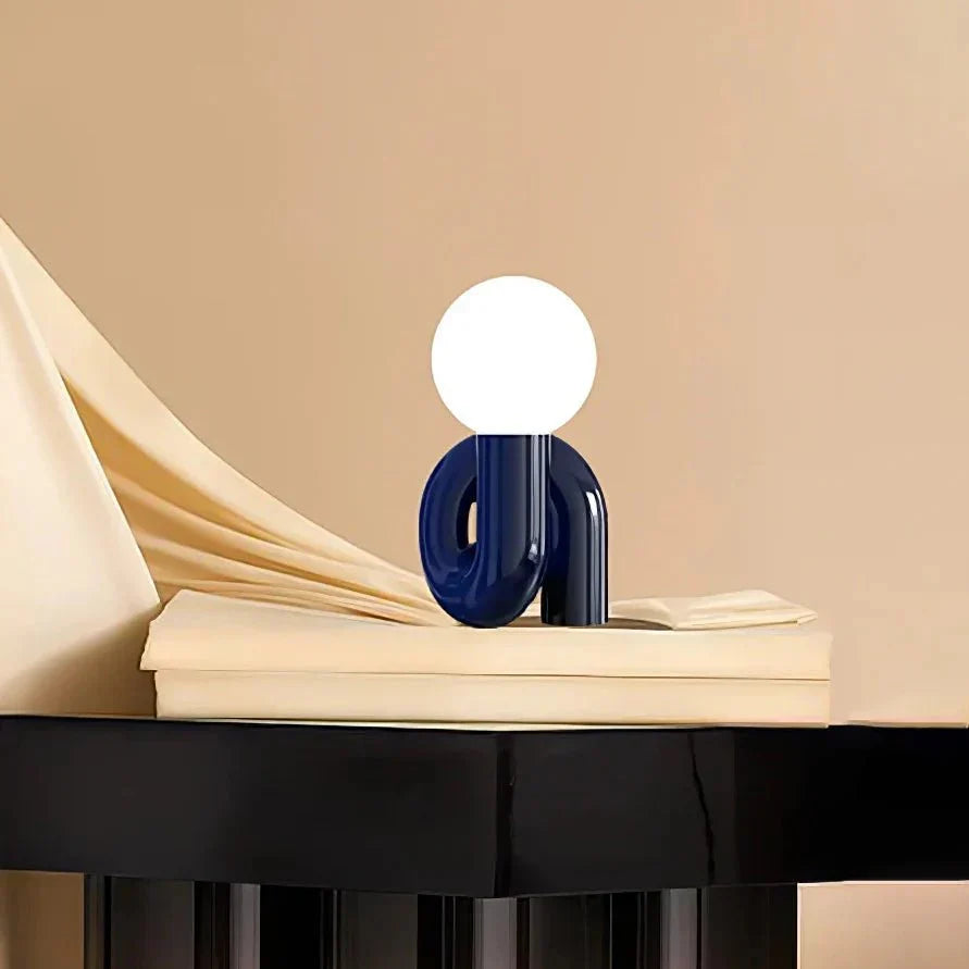 Skulptural böjd bordslampa i harts med glaskupa