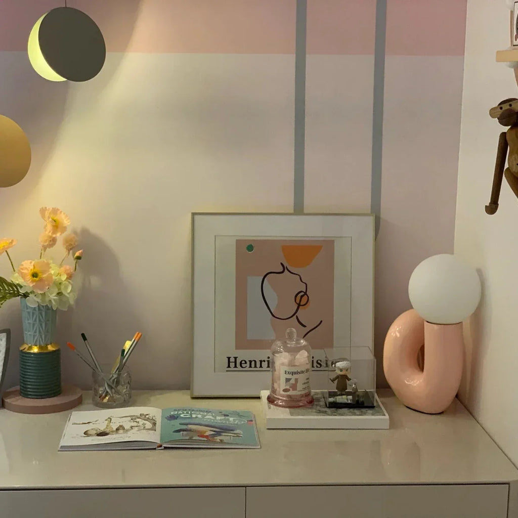 Skulptural böjd bordslampa i harts med glaskupa