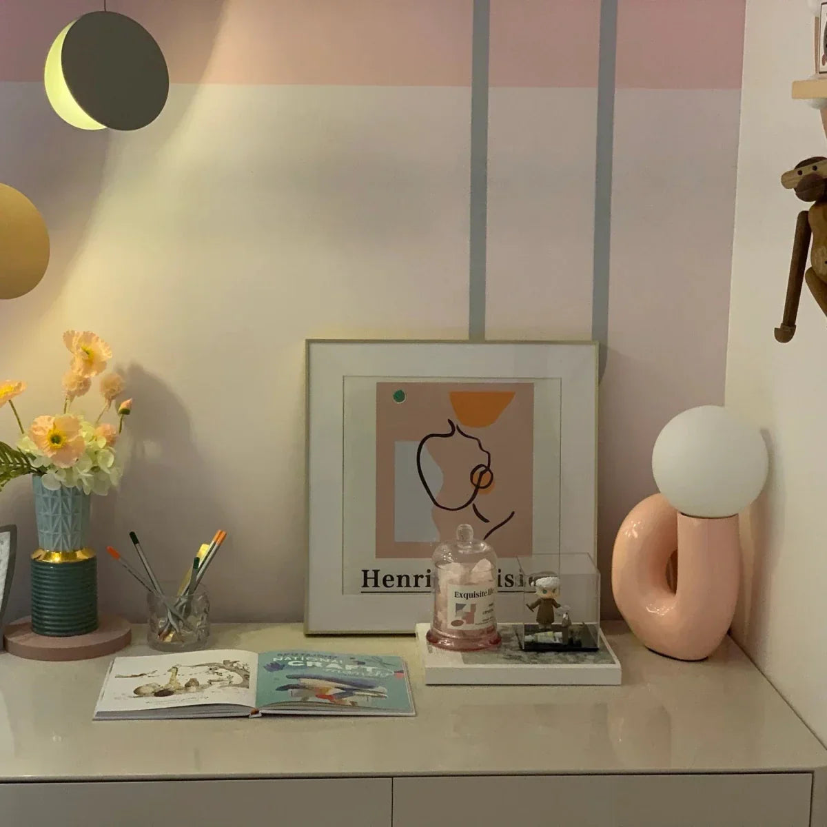 Skulptural böjd bordslampa i harts med glaskupa
