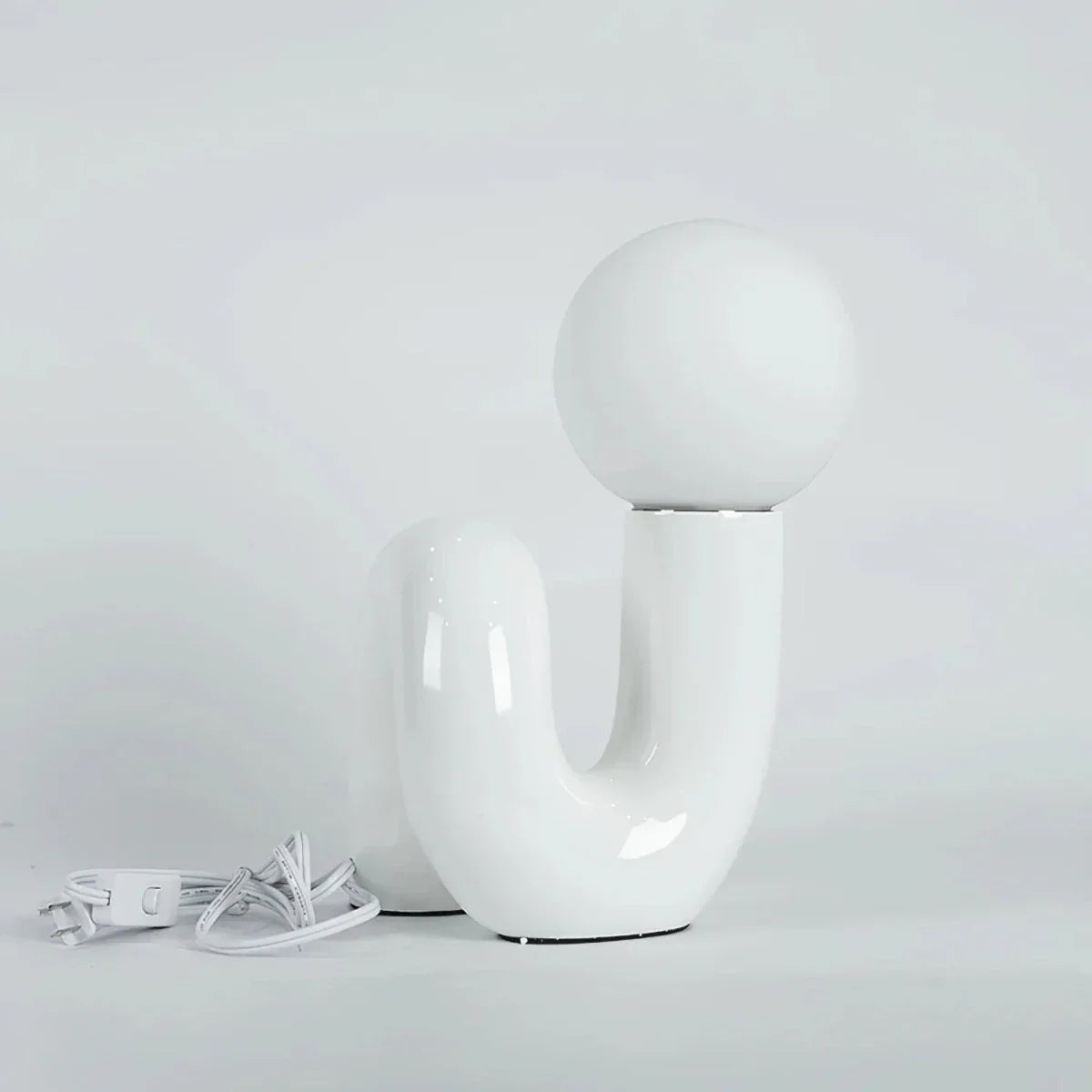Skulptural böjd bordslampa i harts med glaskupa
