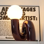 Skulptural böjd bordslampa i harts med glaskupa