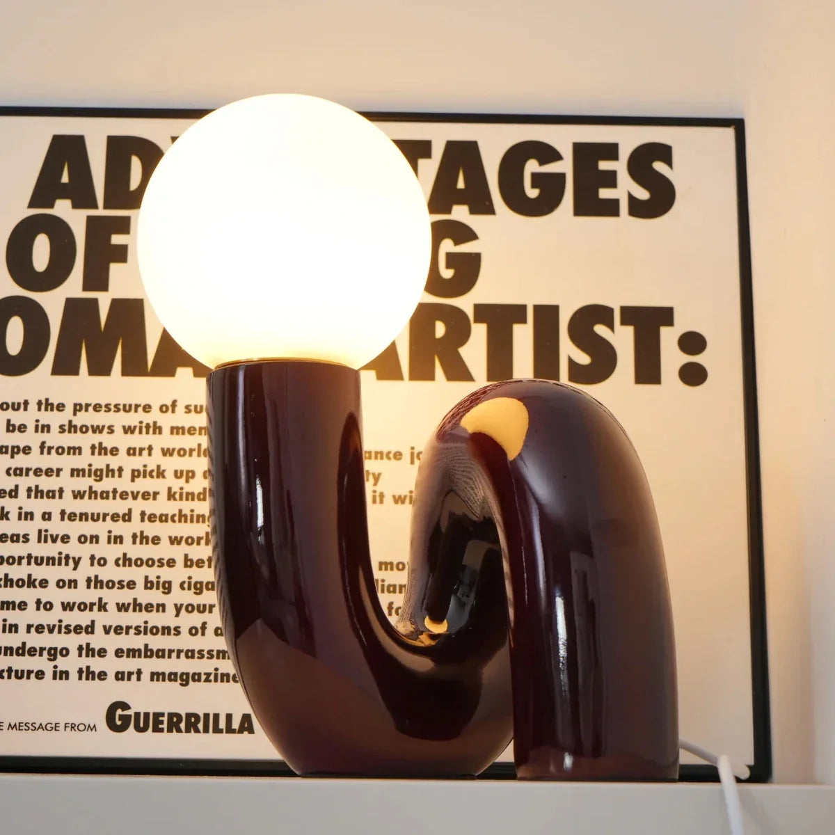 Skulptural böjd bordslampa i harts med glaskupa