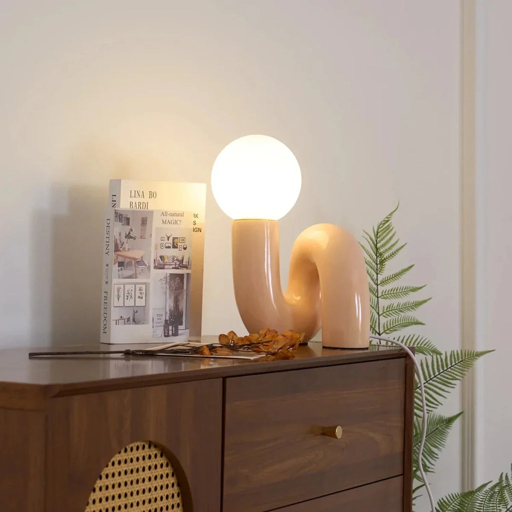 Skulptural böjd bordslampa i harts med glaskupa