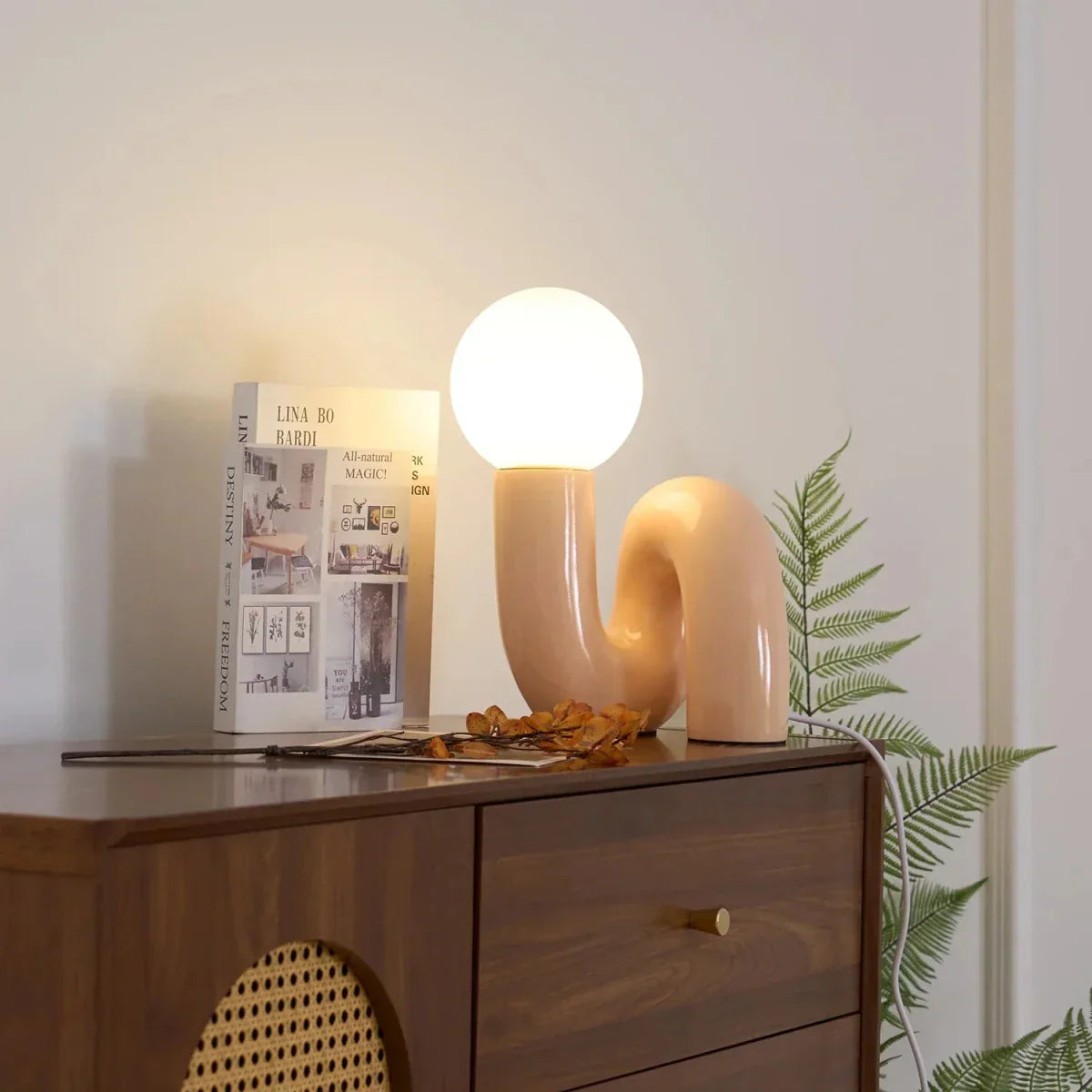 Skulptural böjd bordslampa i harts med glaskupa