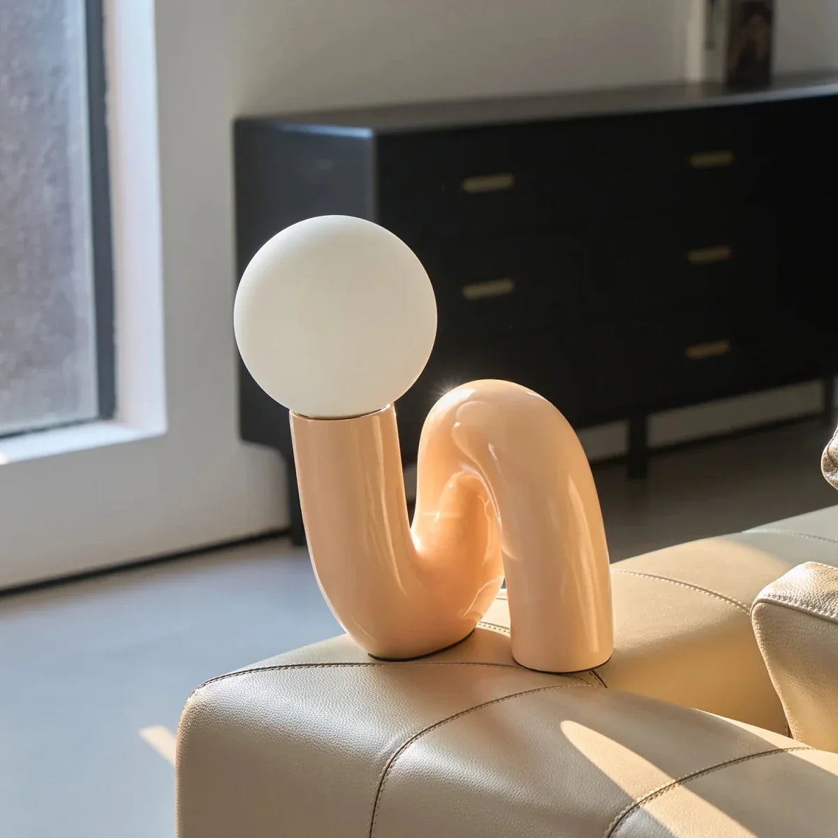 Skulptural böjd bordslampa i harts med glaskupa
