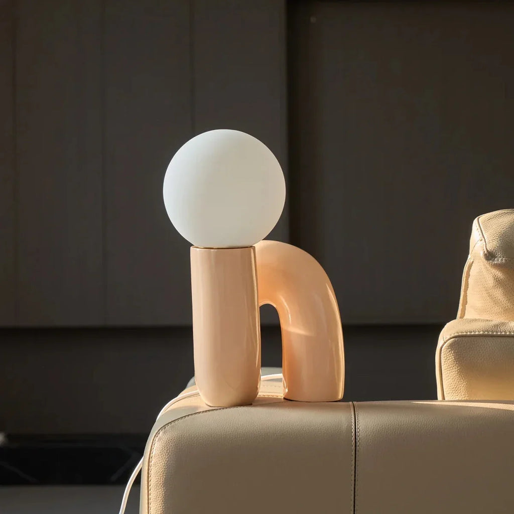 Skulptural böjd bordslampa i harts med glaskupa