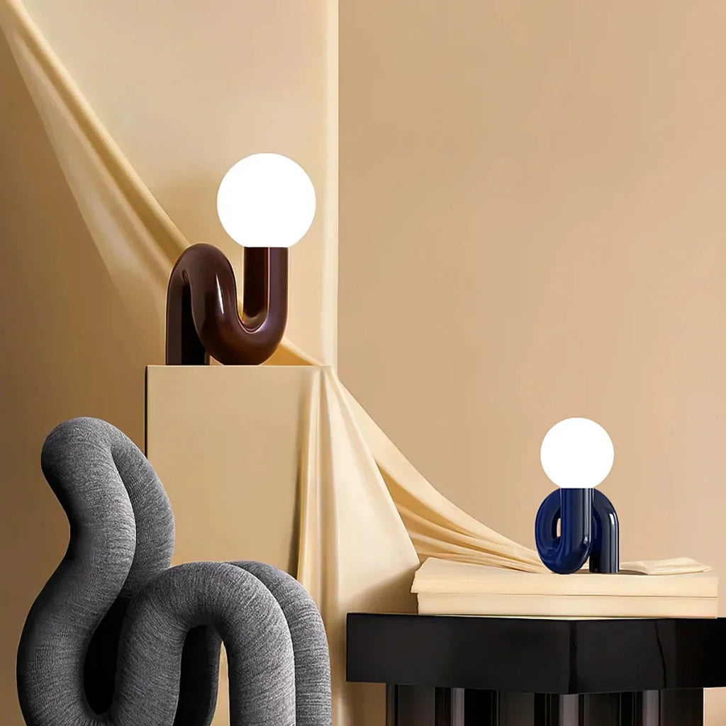Skulptural böjd bordslampa i harts med glaskupa