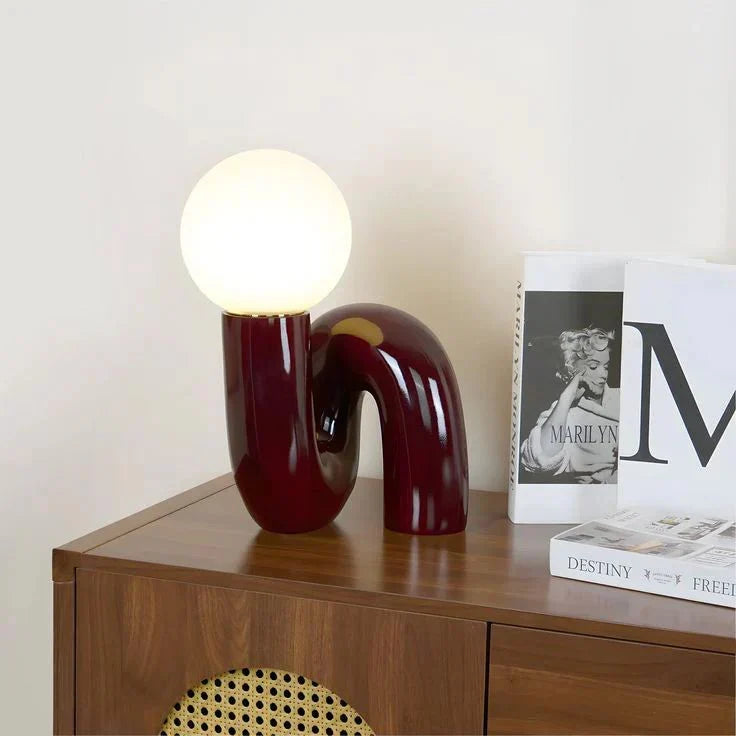 Skulptural böjd bordslampa i harts med glaskupa