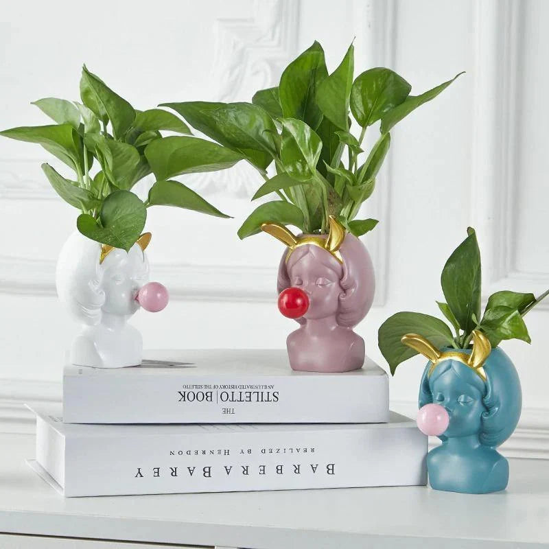 Urtepotte-vase med pigebuste og dyreører