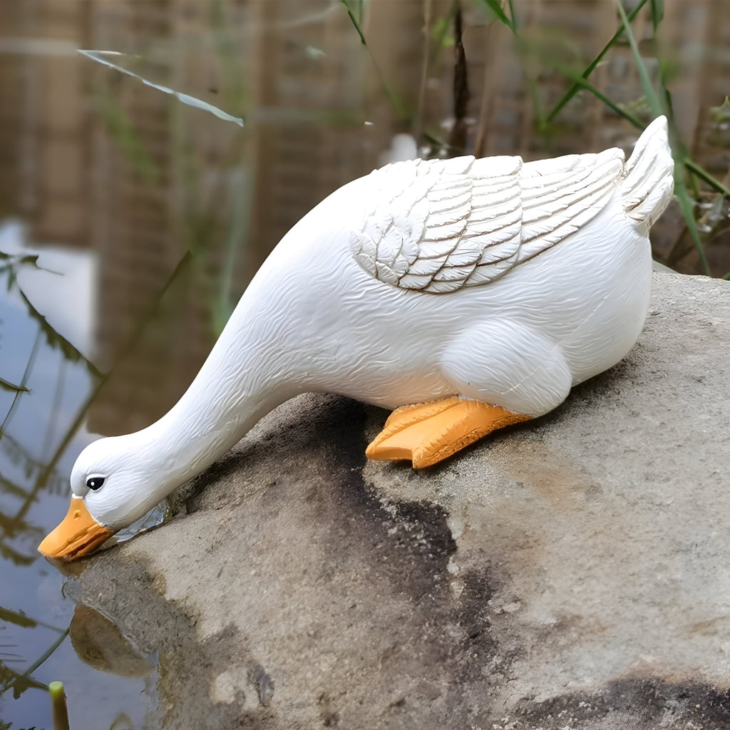 Realistisk trädgårdsfigur i harts föreställande en anka med detaljerade fjädrar