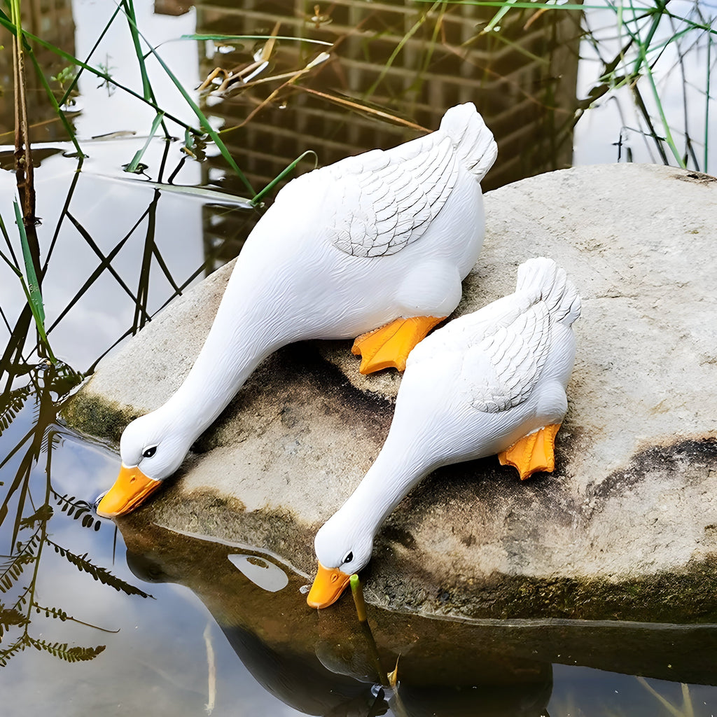 Realistisk trädgårdsfigur i harts föreställande en anka med detaljerade fjädrar