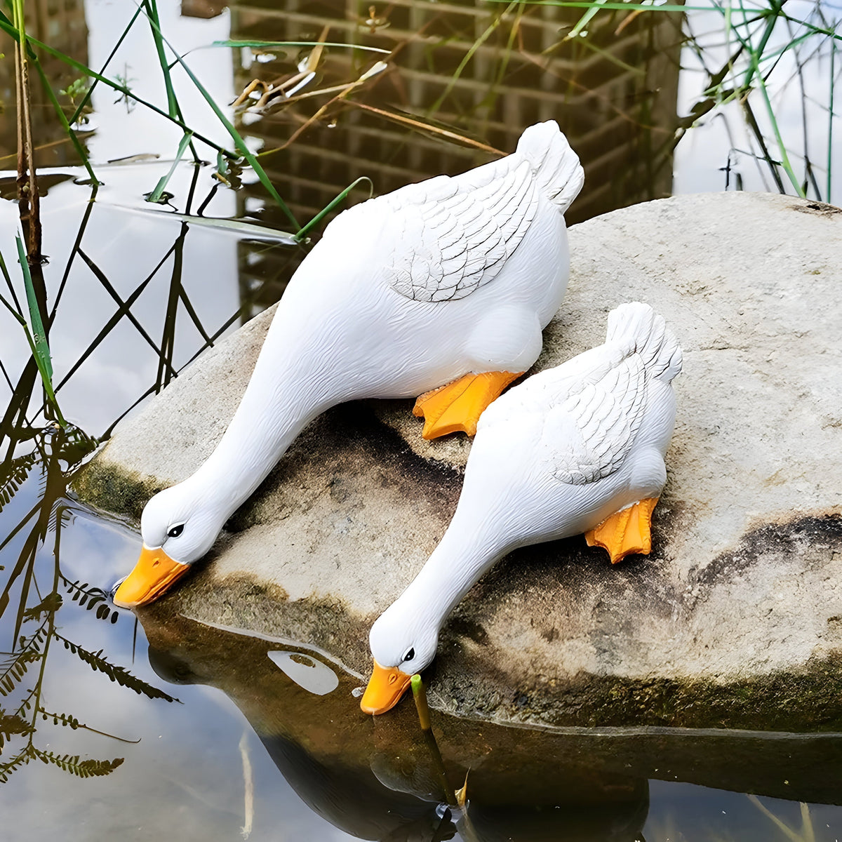 Realistisk trädgårdsfigur i harts föreställande en anka med detaljerade fjädrar