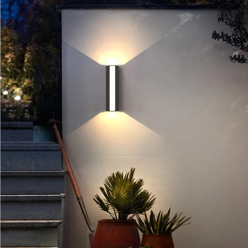 Applique da parete moderna a LED con luce verso l’alto e verso il basso