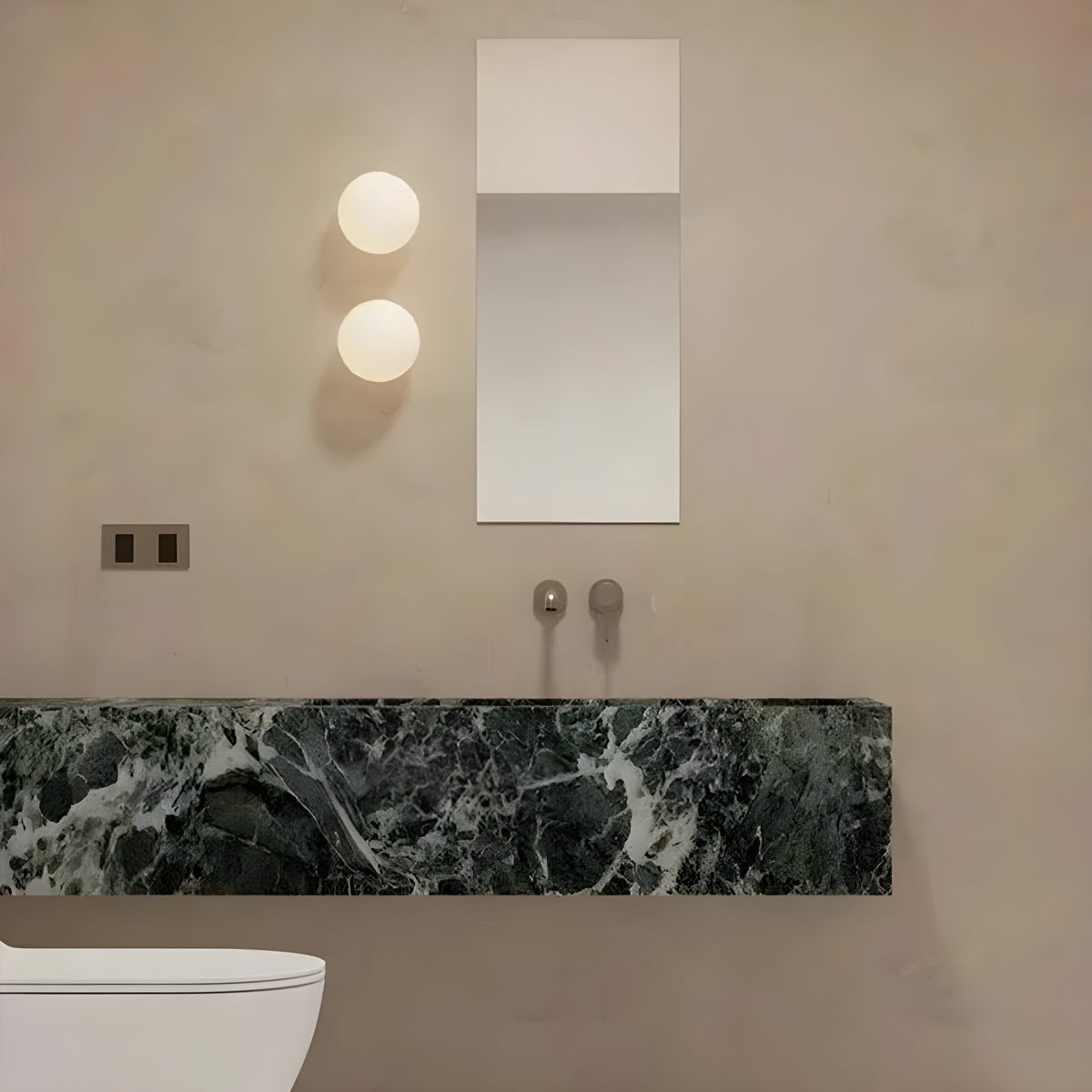 Minimalistisk vägglampa i frostat glas med mjukt stämningssken