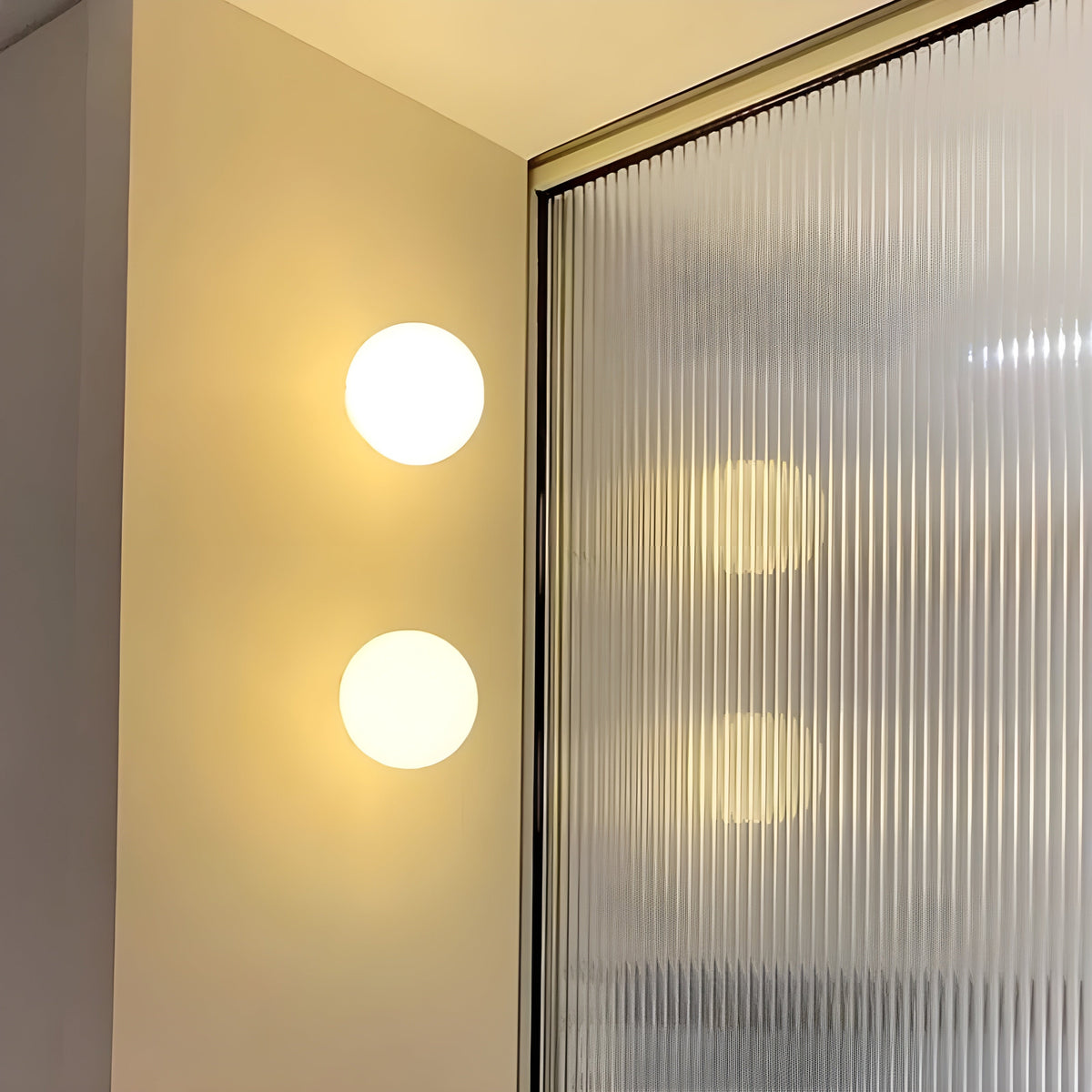 Minimalistisk vägglampa i frostat glas med mjukt stämningssken