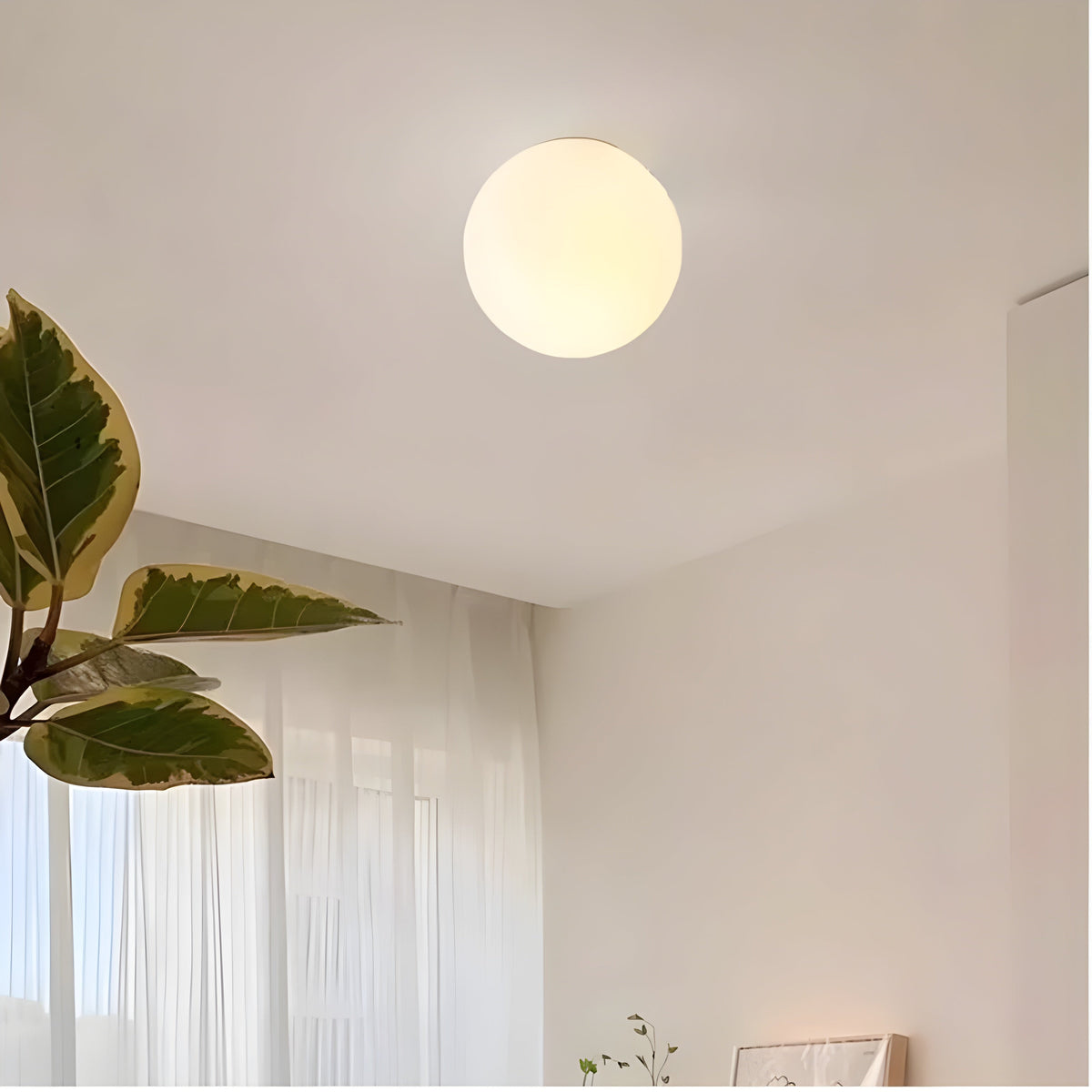 Minimalistisk vägglampa i frostat glas med mjukt stämningssken