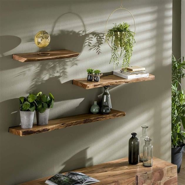 Mensola sospesa da parete in legno di acacia con bordo naturale e supporti industriali