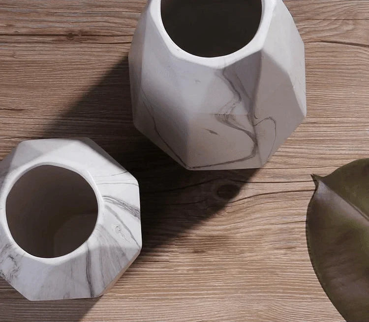 Geometrisk keramisk vase med marmoreffekt