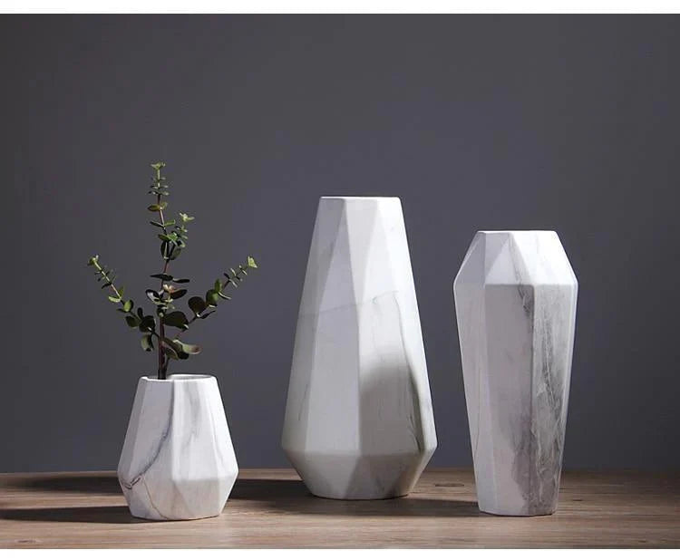Geometrisk keramisk vase med marmoreffekt