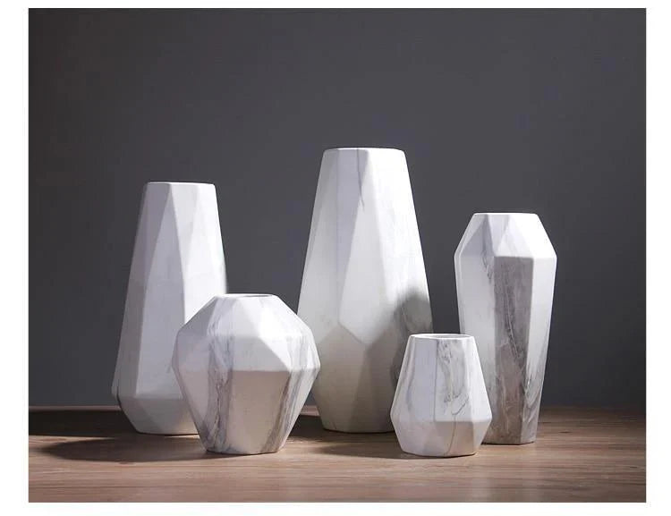 Geometrisk keramisk vase med marmoreffekt