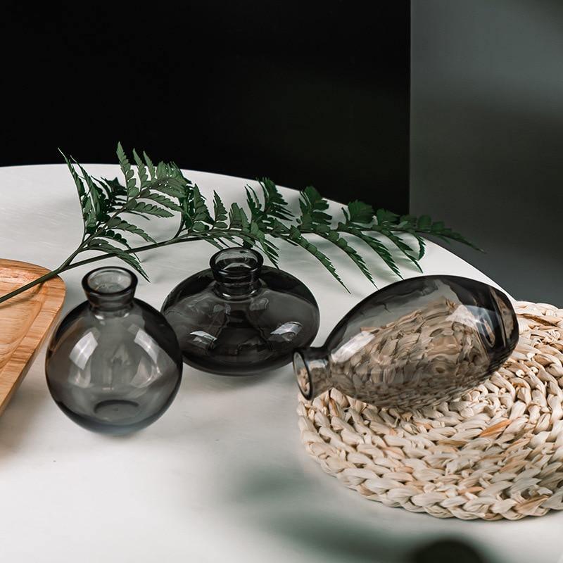 Set med tre dekorativa glasvaser för små blommor
