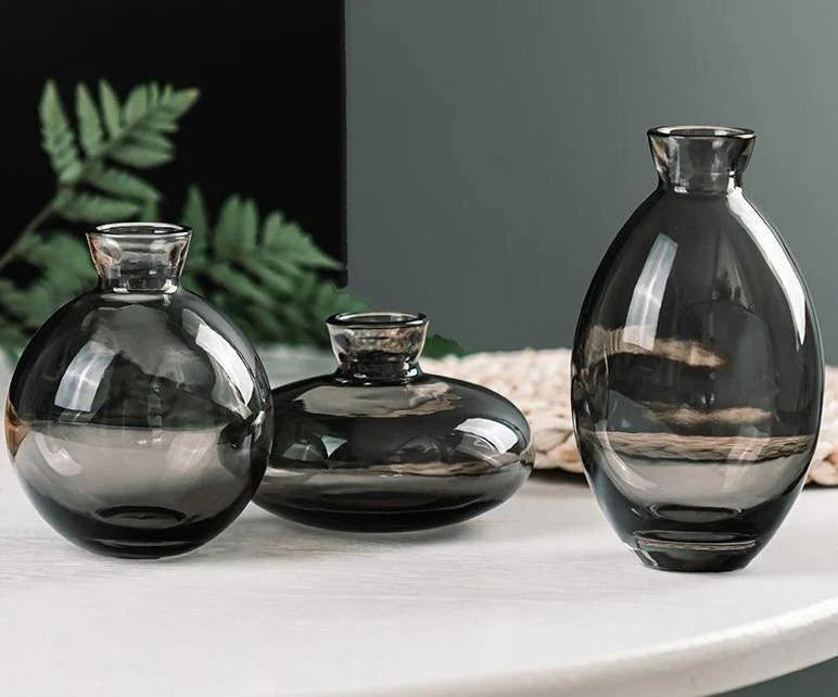 Set med tre dekorativa glasvaser för små blommor