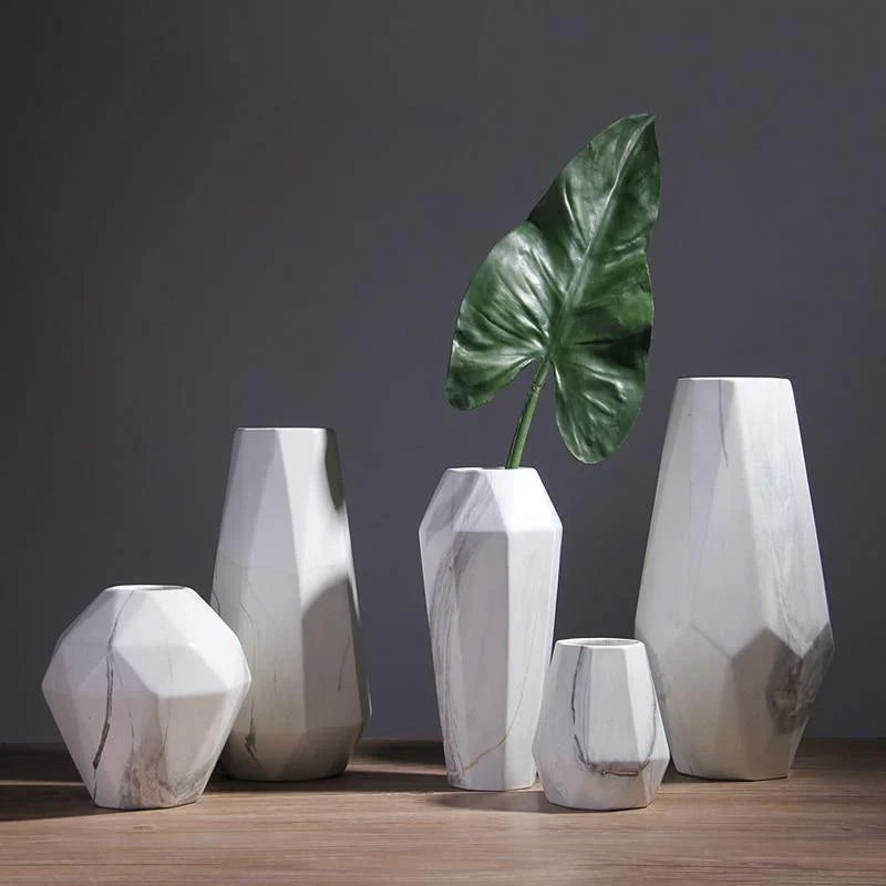 Geometrisk keramisk vase med marmoreffekt
