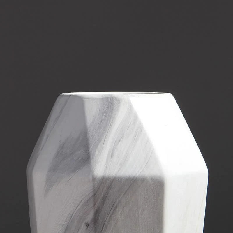 Geometrisk keramisk vase med marmoreffekt