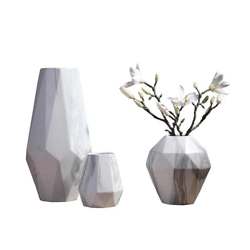 Geometrisk keramisk vase med marmoreffekt