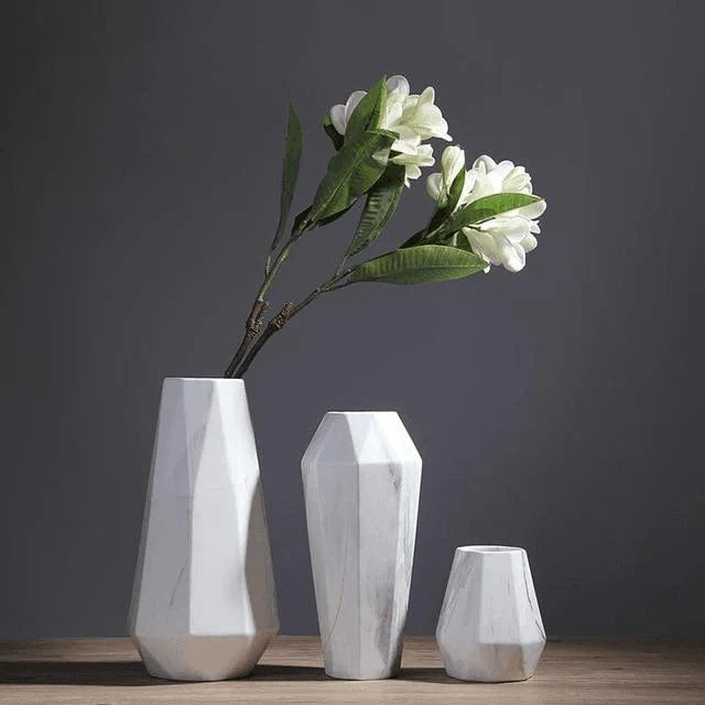 Geometrisk keramisk vase med marmoreffekt