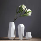 Geometrisk keramisk vase med marmoreffekt