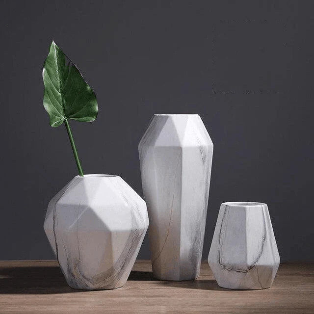 Geometrisk keramisk vase med marmoreffekt