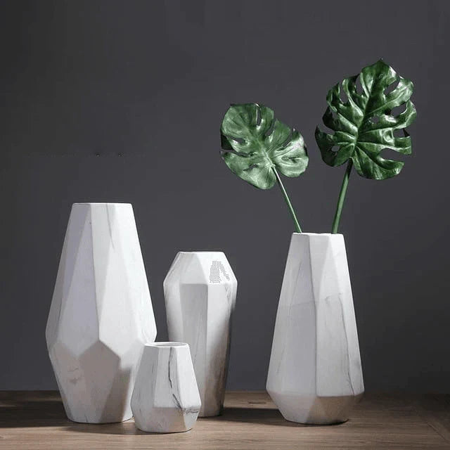 Geometrisk keramisk vase med marmoreffekt