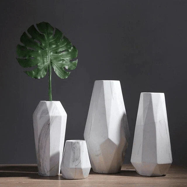 Geometrisk keramisk vase med marmoreffekt
