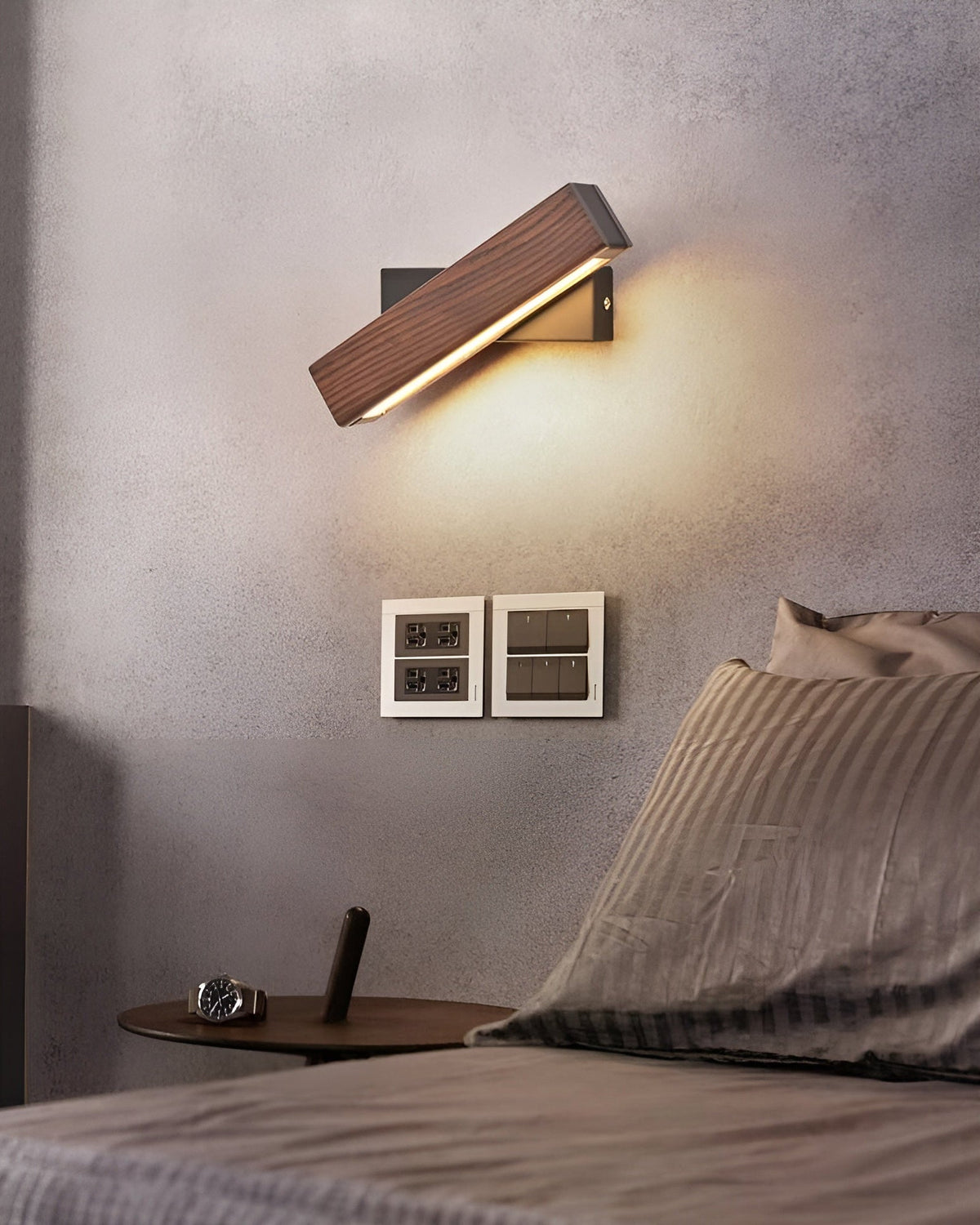 Drehbare LED-Wandleuchte aus Holz
