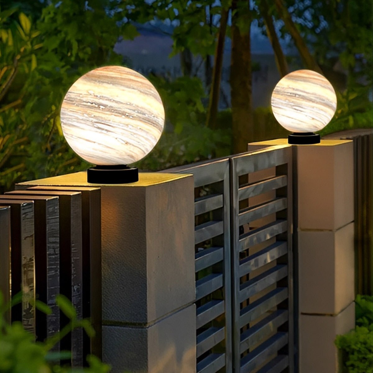 Okrągła szklana lampa zewnętrzna na słupku