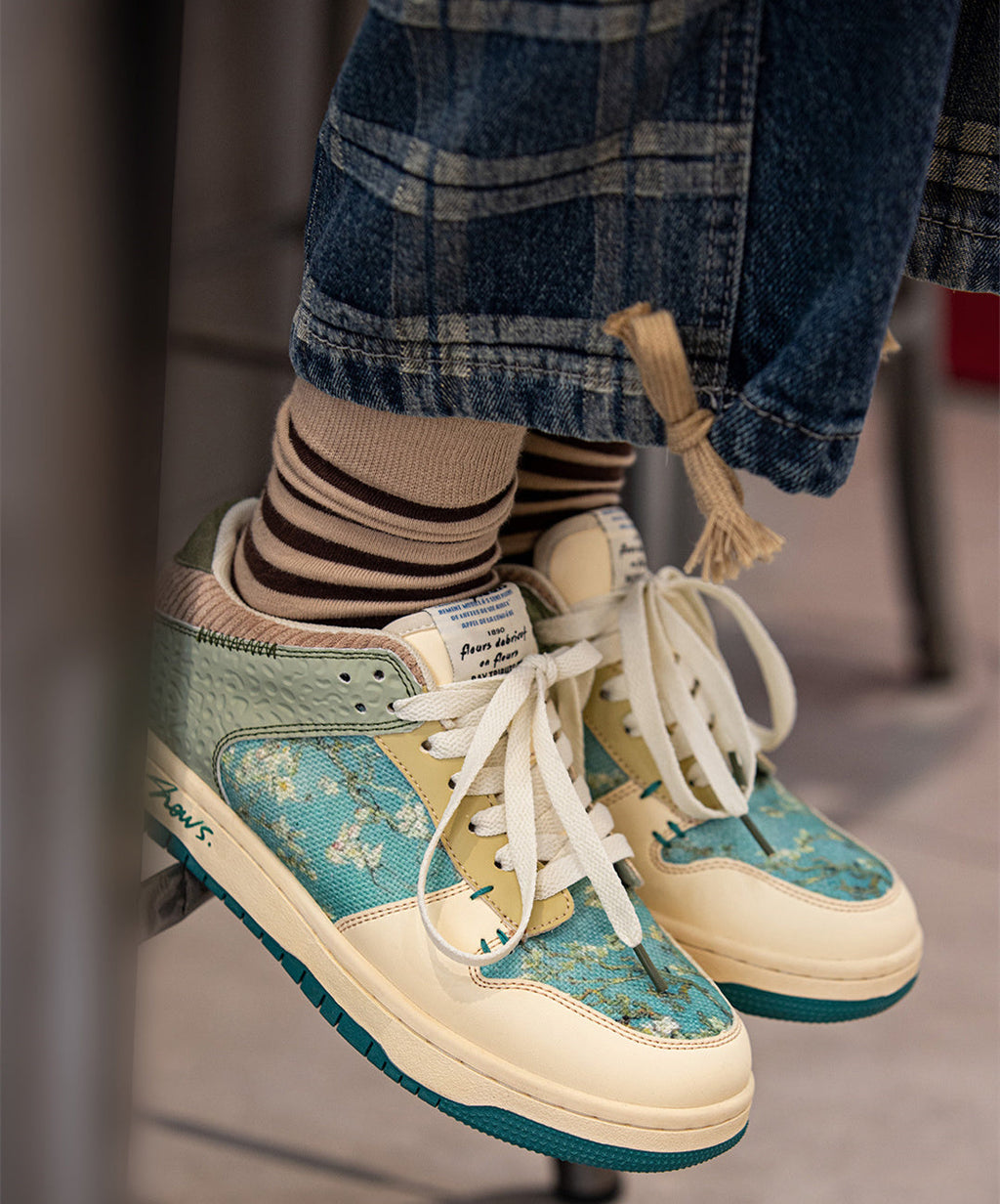Sneakers basse con lacci e stampa floreale