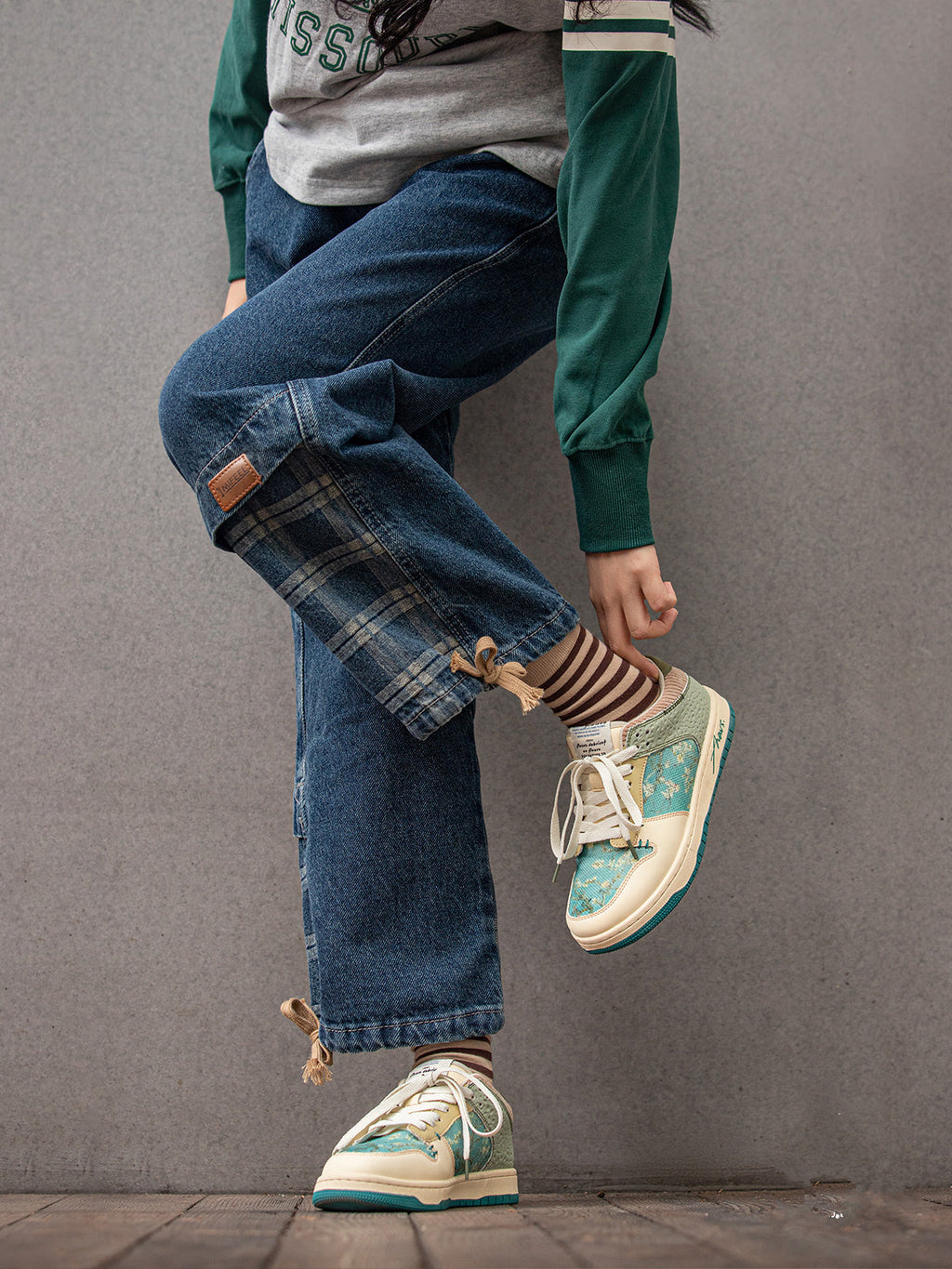 Sneakers basse con lacci e stampa floreale