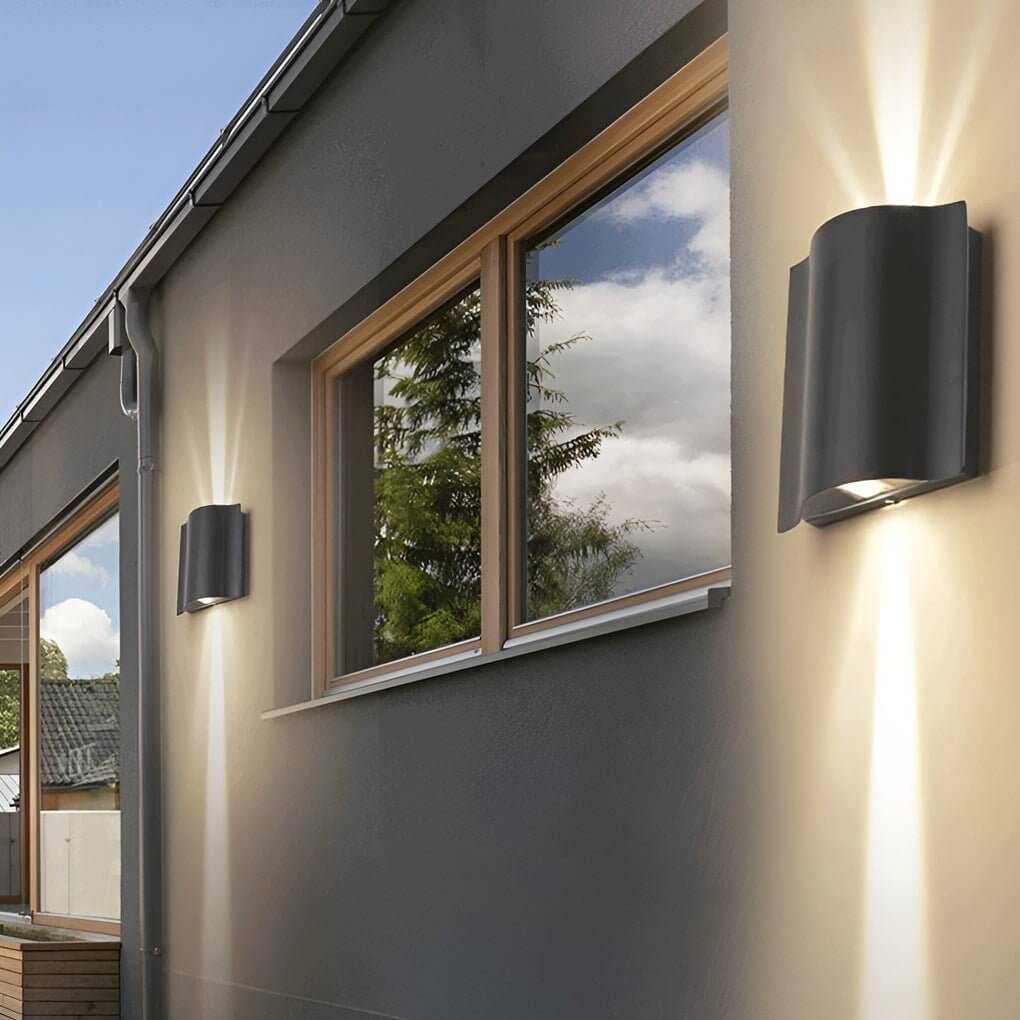 Lampada da parete moderna a LED per esterni a onda con luce rivolta verso l'alto e verso il basso