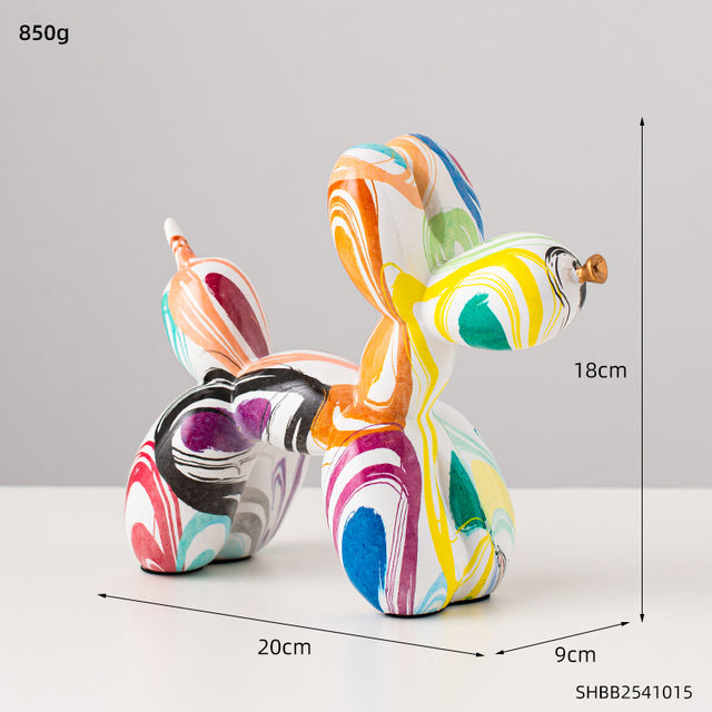 Figura escultórica abstracta multicolor con patrones decorativos en espiral