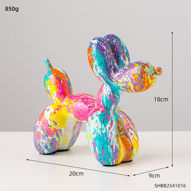 Figura escultórica abstracta multicolor con patrones decorativos en espiral
