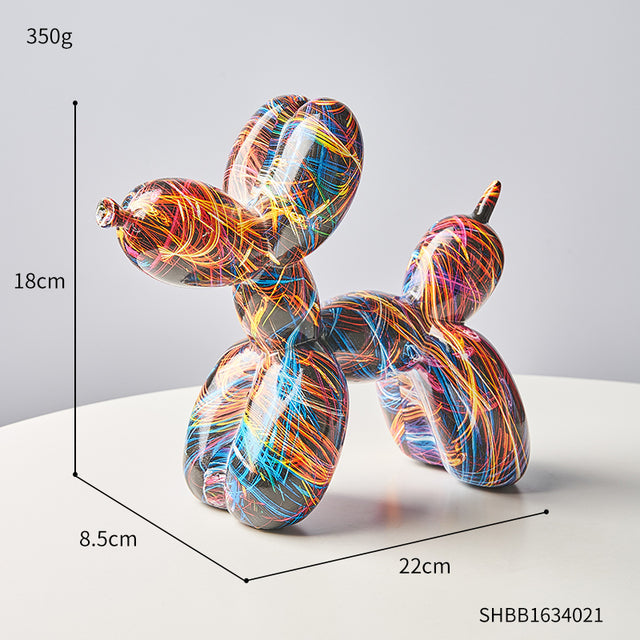 Figura escultórica abstracta multicolor con patrones decorativos en espiral